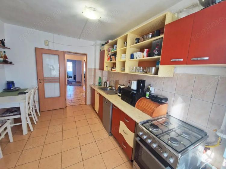Apartament cu 4 camere decomandat, mobilat în Central