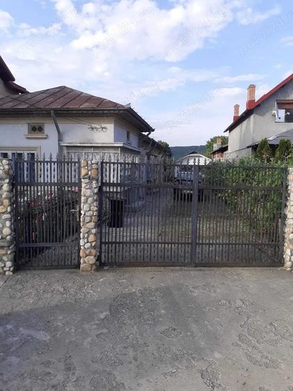 Casă cu 4 camere în Bucșani