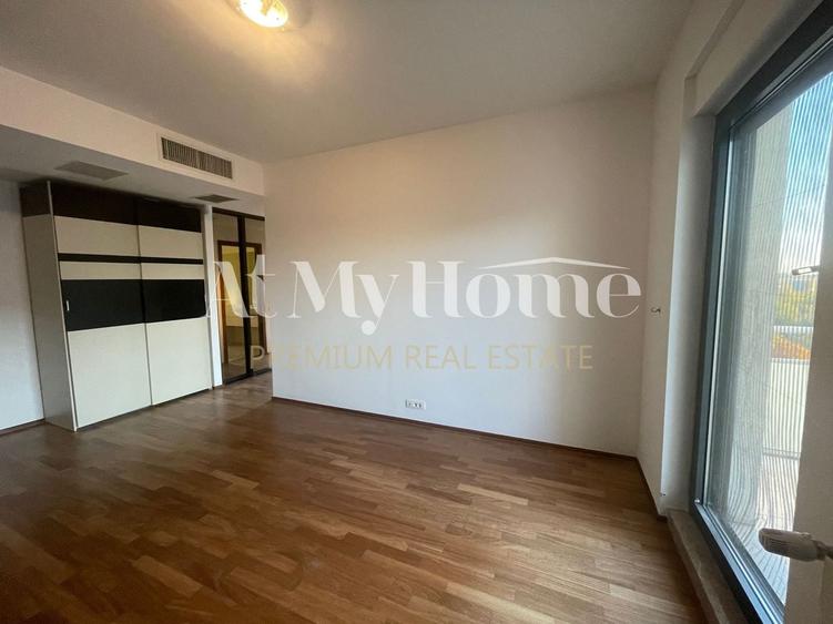 Apartament cu 4 camere decomandat, mobilat în Băneasa