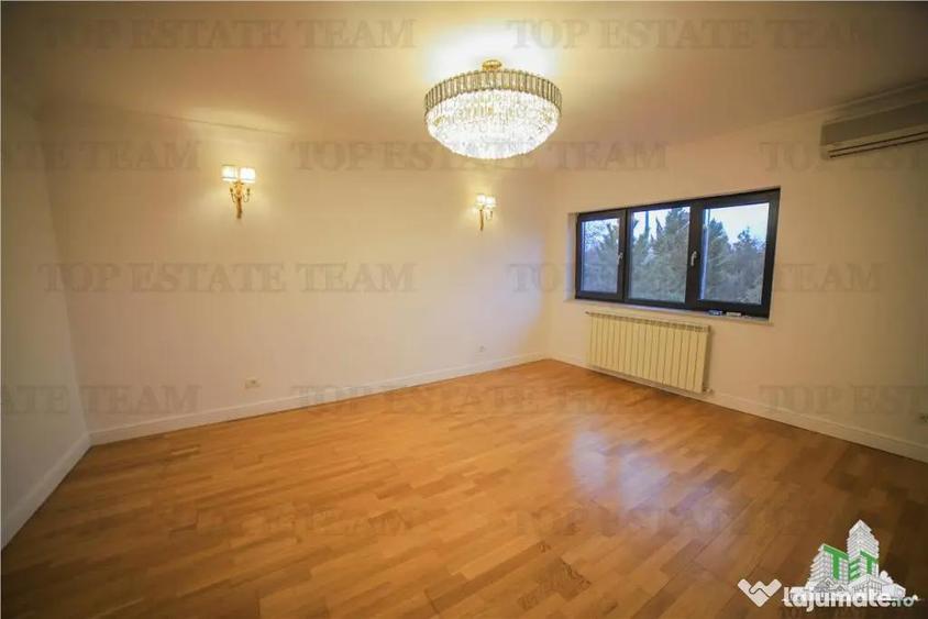 Casă cu 7 camere cu Teren 300 Mp în Central