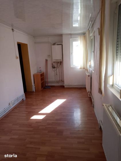 Apartament cu 2 camere decomandat în Calarași 4