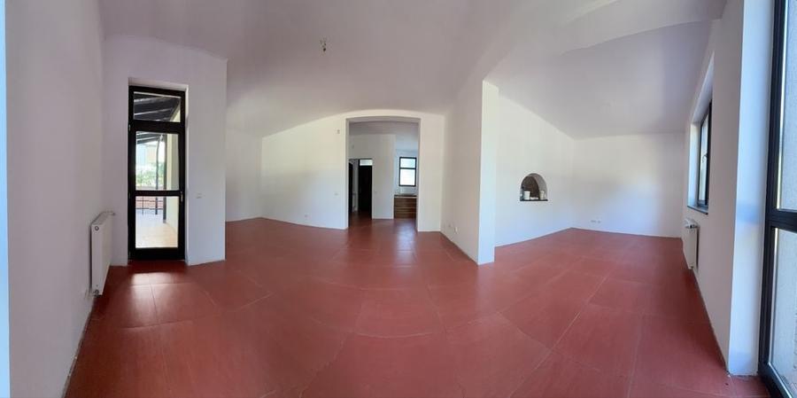 Casă cu 4 camere în Ștefănești