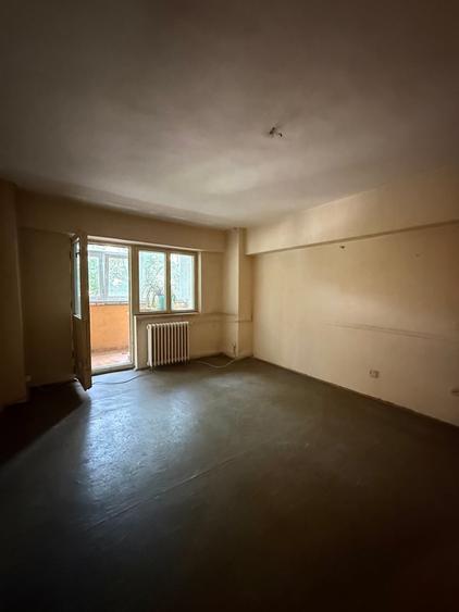 Apartament cu 3 camere semidecomandat în Păcii