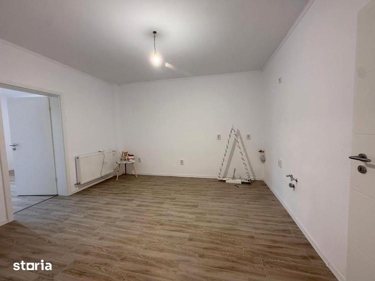 Casă cu 4 camere cu Teren 235 Mp în Plopi