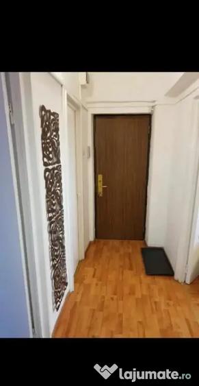 Apartament cu 3 camere decomandat, mobilat în Calea București