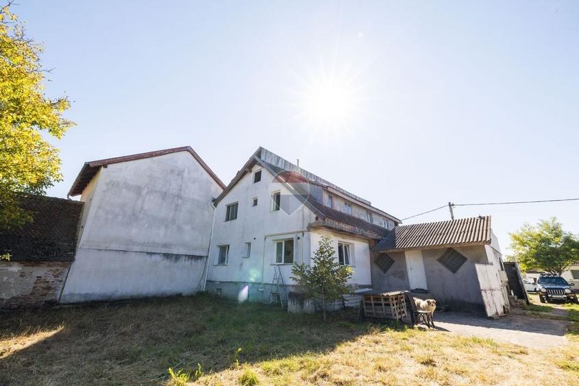 Casă individuală cu 6 camere cu Teren 3115 Mp în Sânpetru