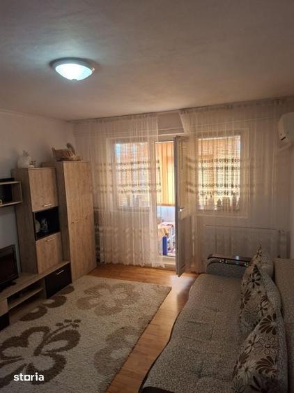 Apartament cu 2 camere semidecomandat în Craiovița Nouă