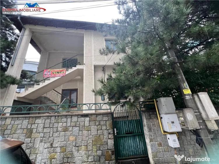 Casă cu 8 camere cu Teren 398 Mp în Central