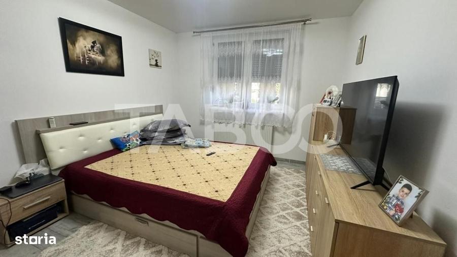 Apartament cu 3 camere decomandat în Roșia