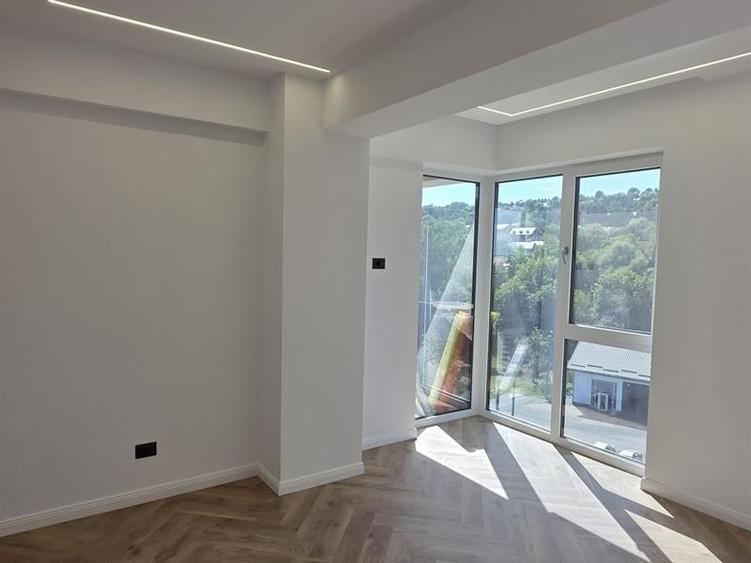 Apartament cu 3 camere semidecomandat în Est