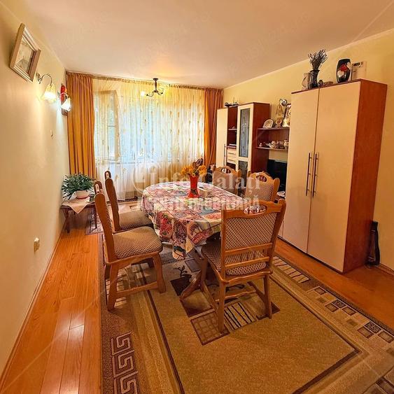 Apartament cu 4 camere semidecomandat în Micro 16