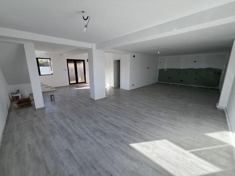 Casă cu 4 camere în Uiești