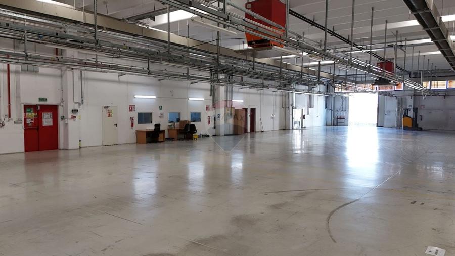Spațiu industrial, de 2,077 mp, în Vest