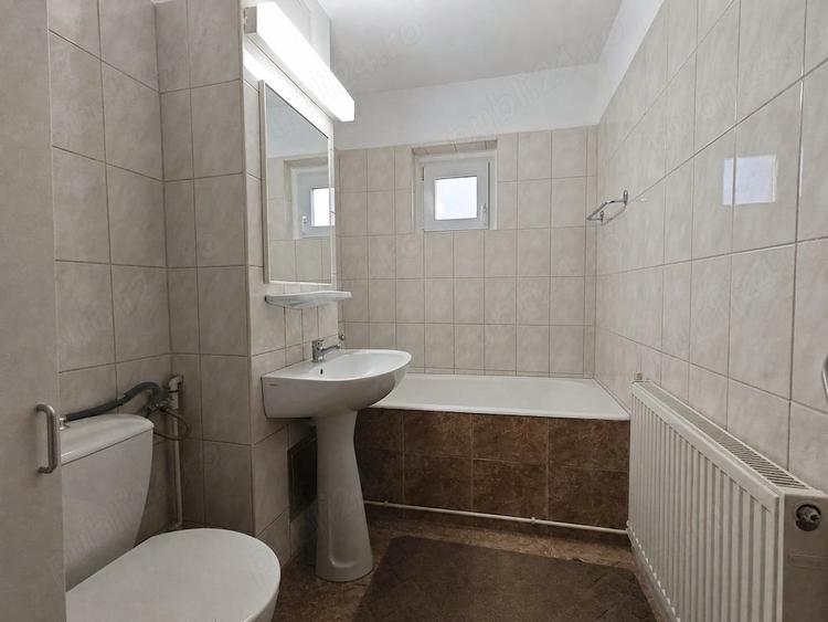 Apartament cu 3 camere decomandat în Girocului