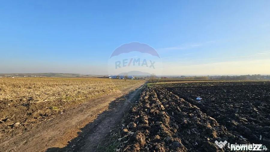 Teren de 6100 mp, în Stroiești