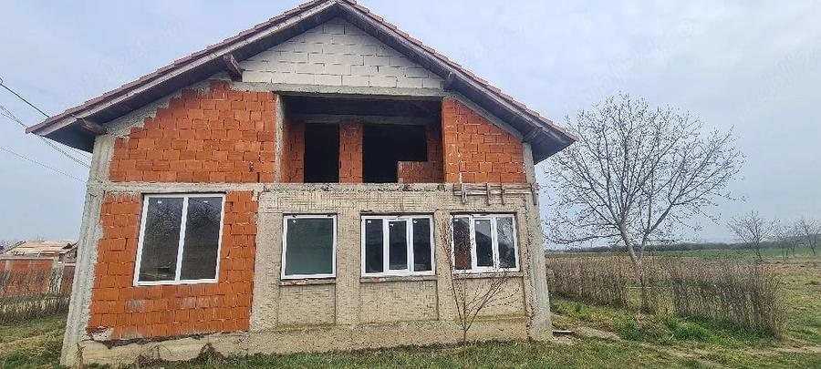 Casă cu 2 camere cu Teren 250 Mp în Central