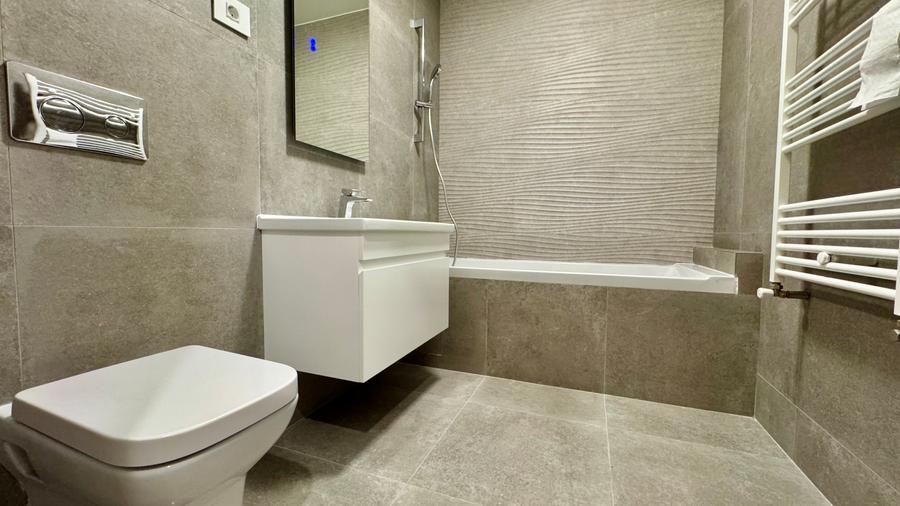 Apartament cu 3 camere semidecomandat în P-ta Presei Libere