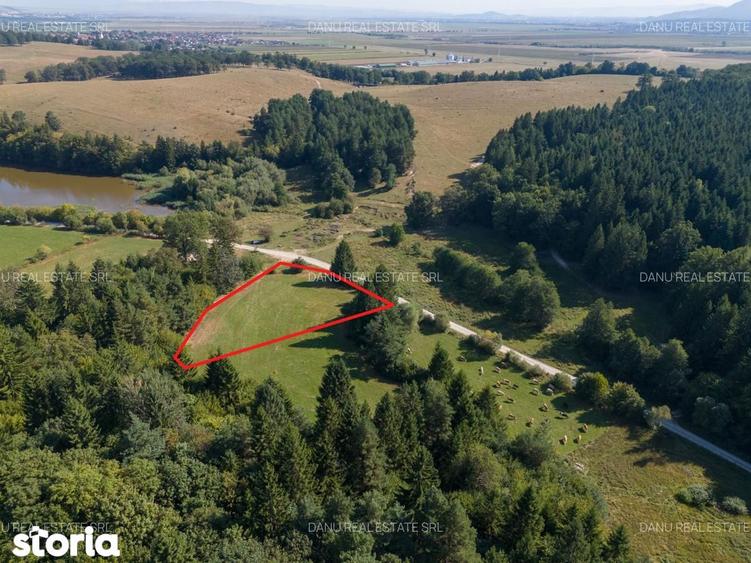 Teren de 6800 mp, în Vulcan