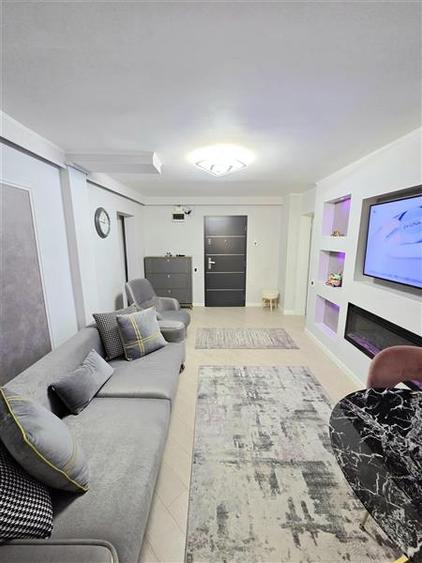 Apartament cu 3 camere semidecomandat, mobilat în Inel I