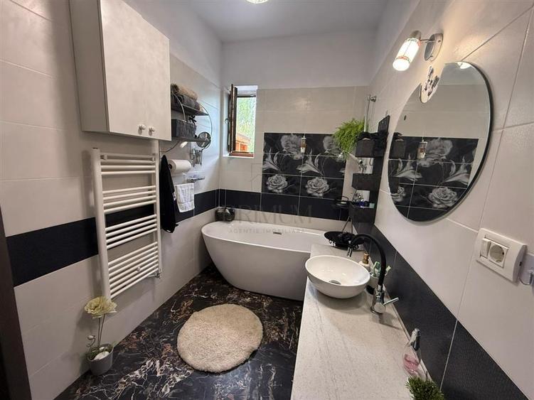 Casă individuală cu 3 camere cu Canalizare în Moșnița Veche