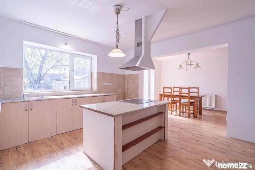 Casă cu 4 camere cu Teren 500 Mp în Central