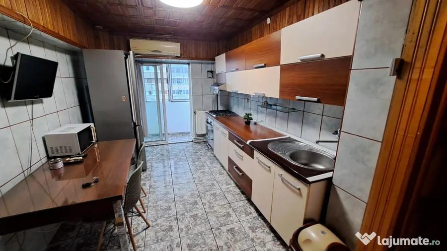 Apartament cu 3 camere decomandat în Exterior Vest