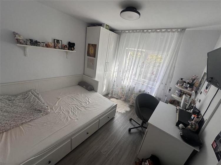 Apartament cu 3 camere semidecomandat în Lipovei