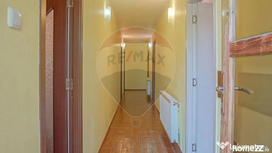 Casă cu 9 camere cu Teren 1000 Mp în Moieciu