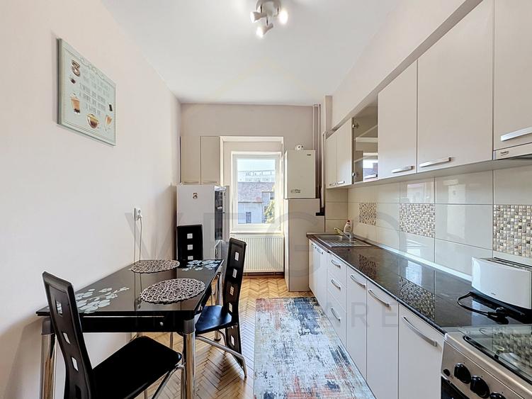 Apartament cu 3 camere semidecomandat, mobilat în Central