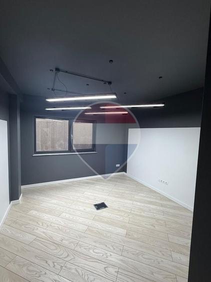 Casă individuală cu 13 camere cu Teren 600 Mp în Zorilor