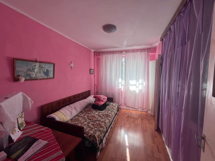 Apartament cu 4 camere decomandat în Micro 39