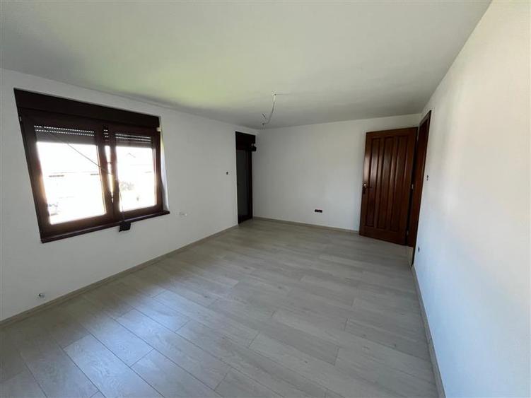 Casă individuală cu 7 camere cu Teren 600 Mp în Exterior Est