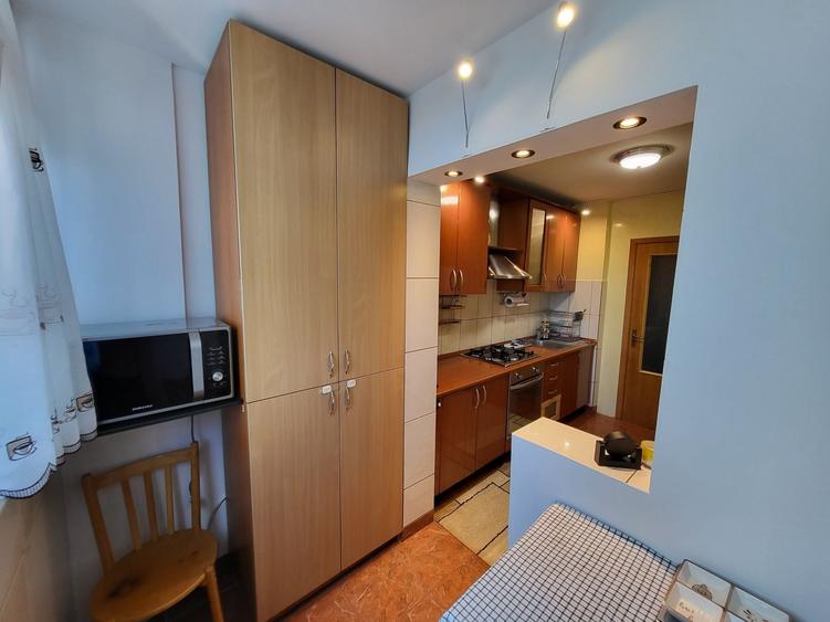 Apartament cu 3 camere semidecomandat în Ghencea