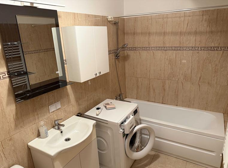 Apartament cu 3 camere semidecomandat în Exterior Vest