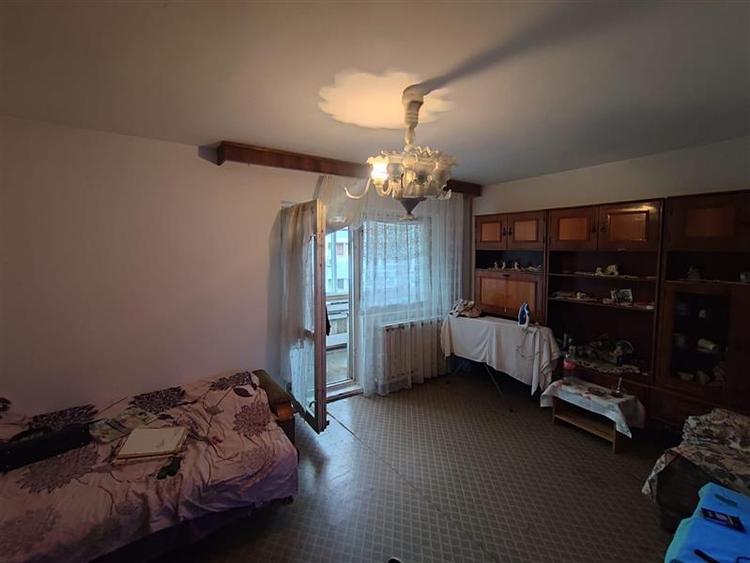 Apartament cu 3 camere decomandat în Aviației