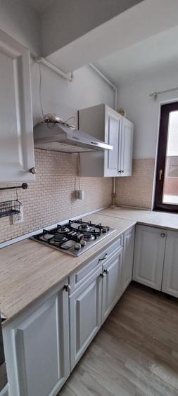 Apartament cu 3 camere semidecomandat, mobilat în Nord