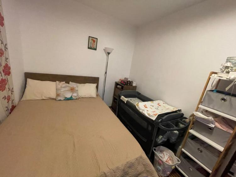 Apartament cu 3 camere semidecomandat în Craiovița Nouă