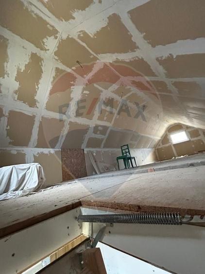 Casă cu 2 camere cu Teren 1043 Mp în Est