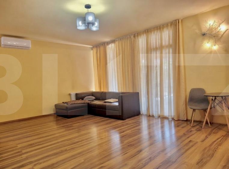 Casă individuală cu 8 camere cu Canalizare în Mehala