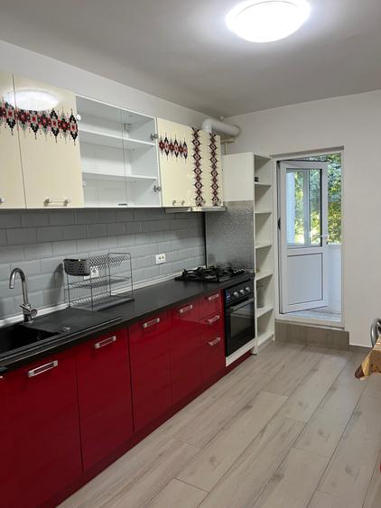 Apartament cu 3 camere decomandat în Exterior Vest