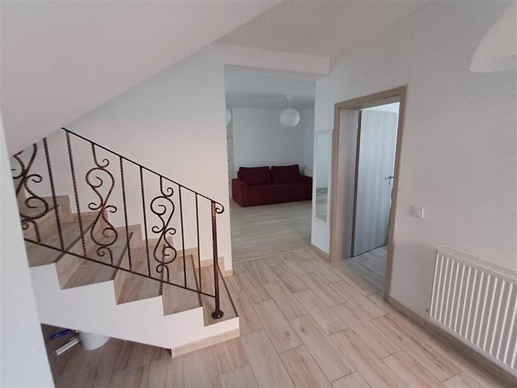 Apartament cu 4 camere decomandat, mobilat în Valea Adâncă