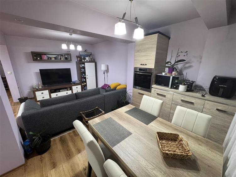 Apartament cu 3 camere decomandat în Nufărul