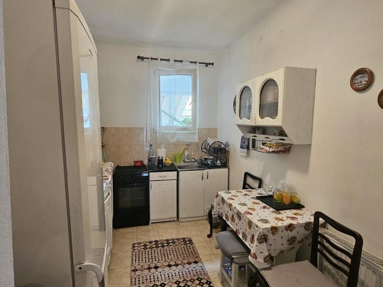 Casă individuală cu 6 camere cu Canalizare în Lipovei