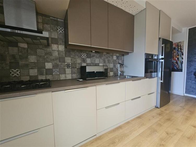 Apartament cu 3 camere semidecomandat, mobilat în Central