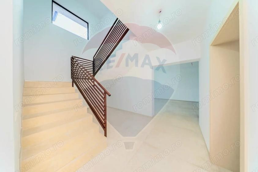 Casă cu 5 camere cu Teren 500 Mp în Vladimirescu