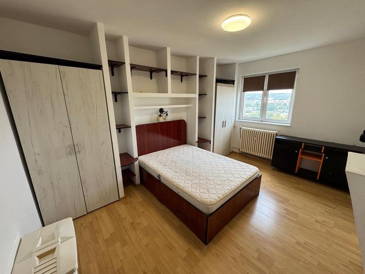 Apartament cu 2 camere semidecomandat în Podu Roș