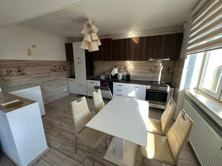 Apartament cu 4 camere decomandat în P-ța Unirii