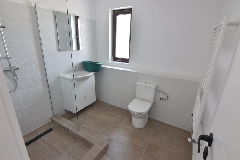Casă individuală cu 4 camere cu Canalizare în Domnești