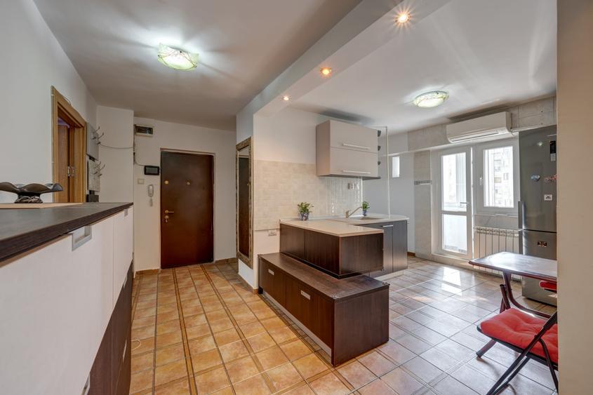Apartament cu 3 camere decomandat, mobilat în Decebal