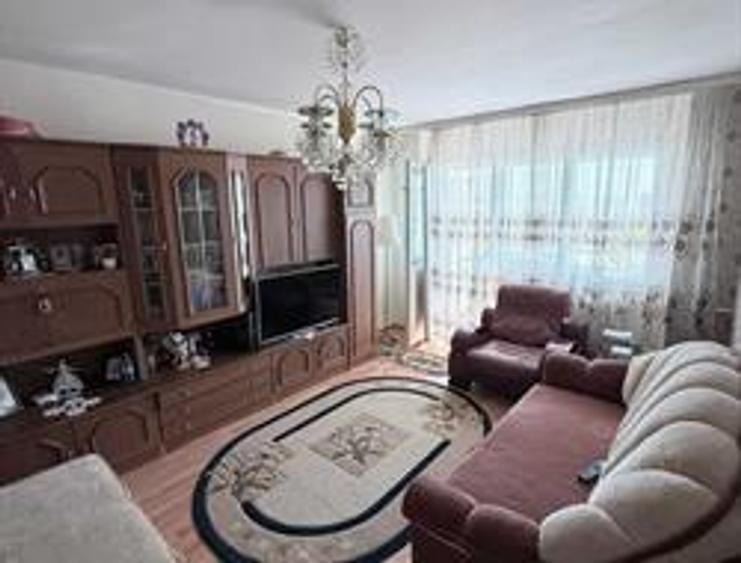 Apartament cu 3 camere decomandat în Tei